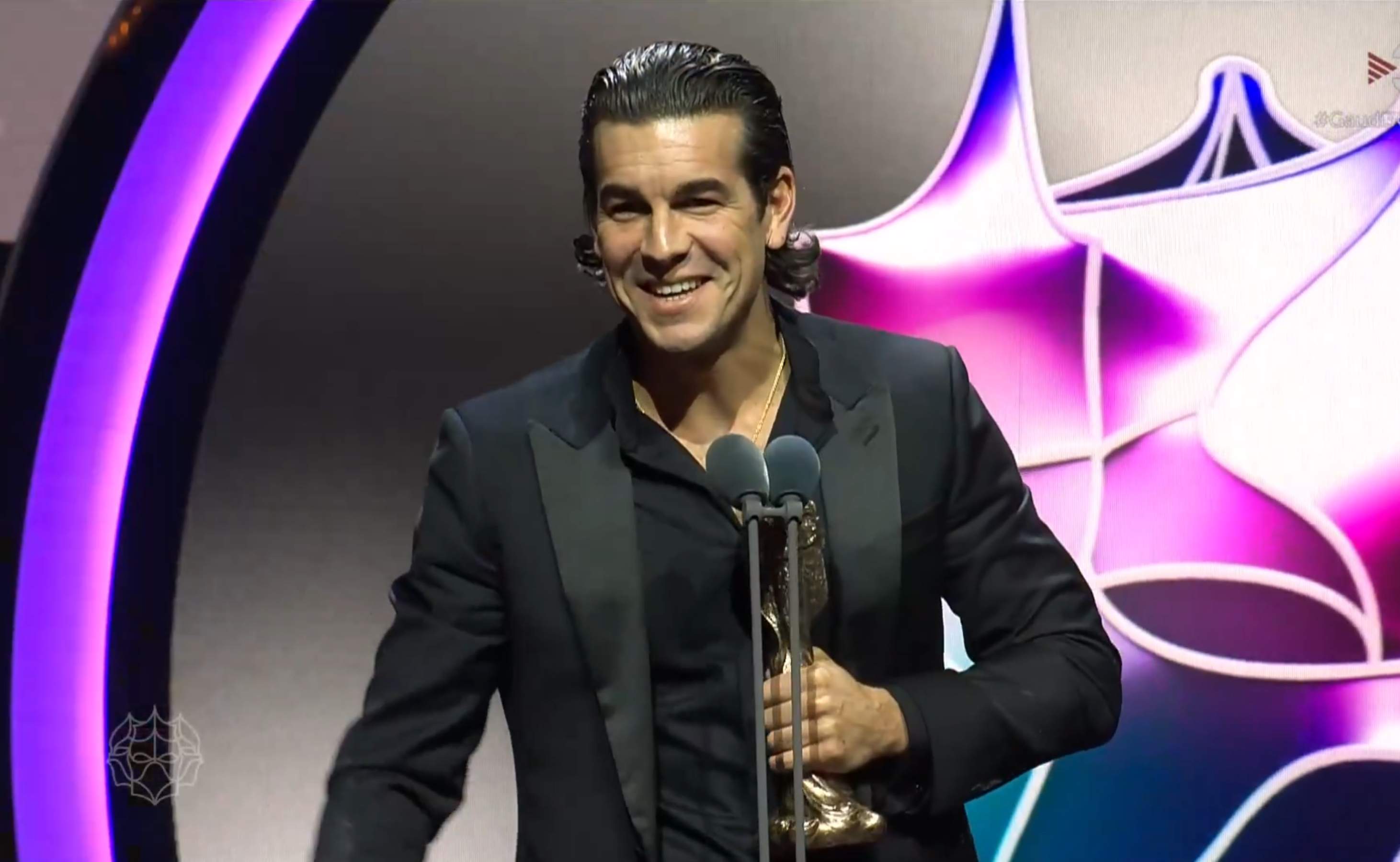 El català de Mario Casas als Gaudí 2026 i les paraules sorpresa a la dona de la seva vida: "Per aguantar-me!"