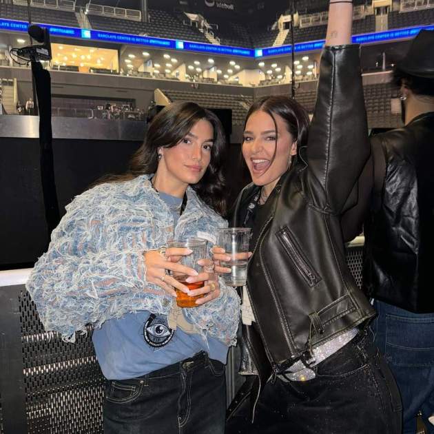 Laura Escanes con Gemma Pinto el año 2024 en Nueva York por el concierto de Bad Bunny   Instagram