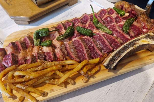 Chuleta de más de un kilo del restaurante. / Foto: Esmorzarsdeforquilla.cat