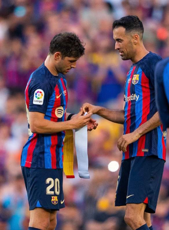 Sergi Roberto, en su época en el Barça, recibiendo el brazalete por parte de un mito, su tocayo Sergio Busquets IG