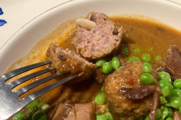 Un piñón en cada albóndiga en el restaurante Coure. / Foto: Rosa Molinero Trias