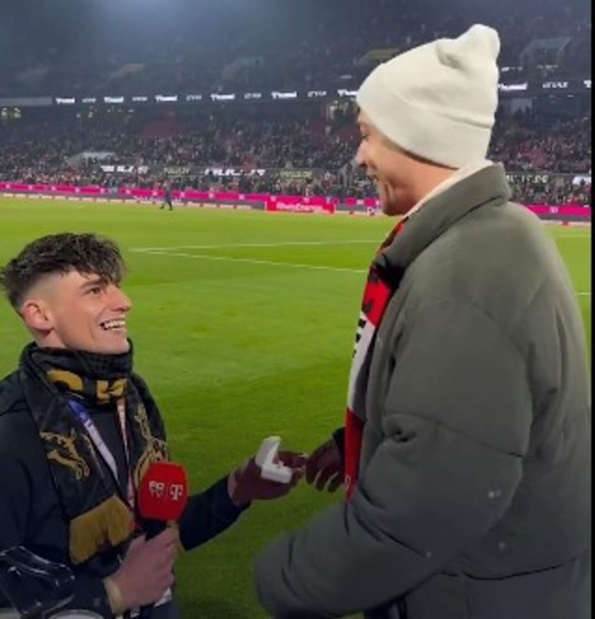 Apalizan a un árbitro gay en Alemania tras haber pedido matrimonio a su prometido en un partido de fútbol