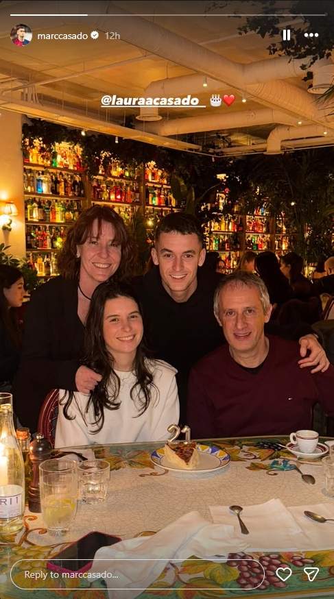 Marc Casadó amb els seus pares celebrant l'aniversari de la seva germana / Instagram