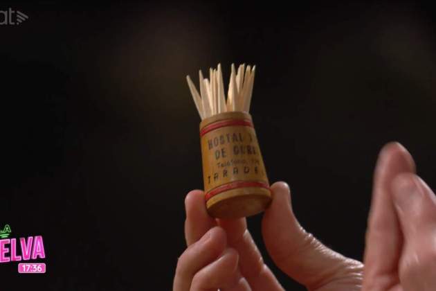 Albert Om mostra un escuradents amb publicitat 3Cat