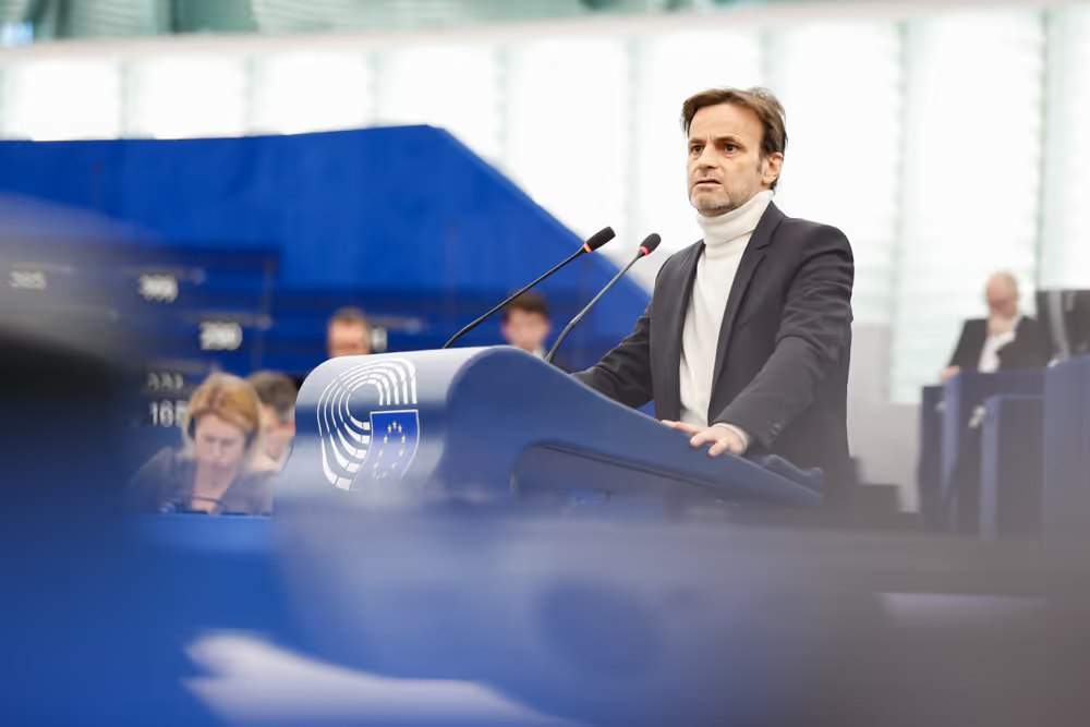 Los Comuns exigen cambios en el reglamento de la Eurocámara tras el "bofetón" por el caso Puigdemont