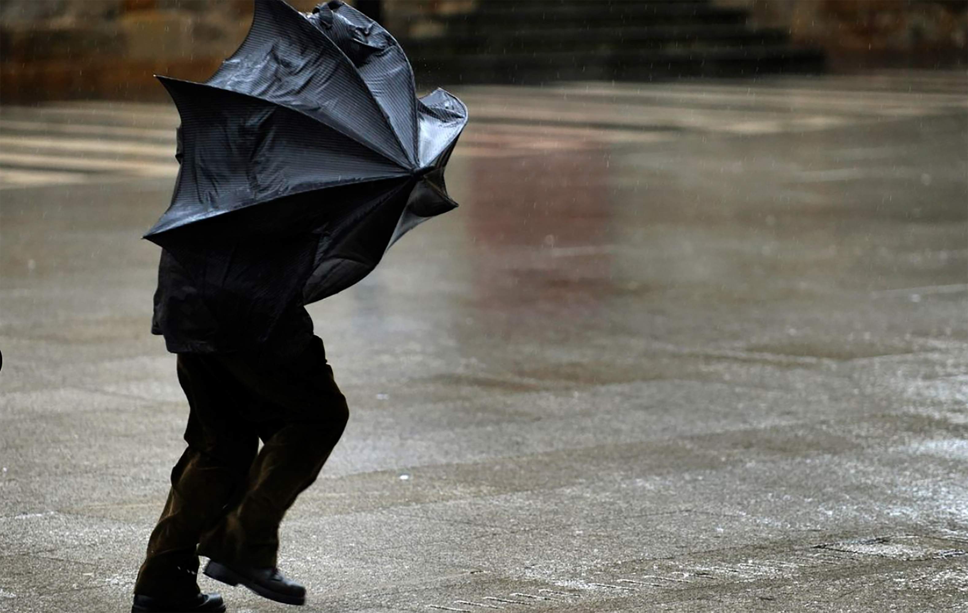 La borrasca Nils llega a Catalunya con lluvias y un temporal de viento peligroso