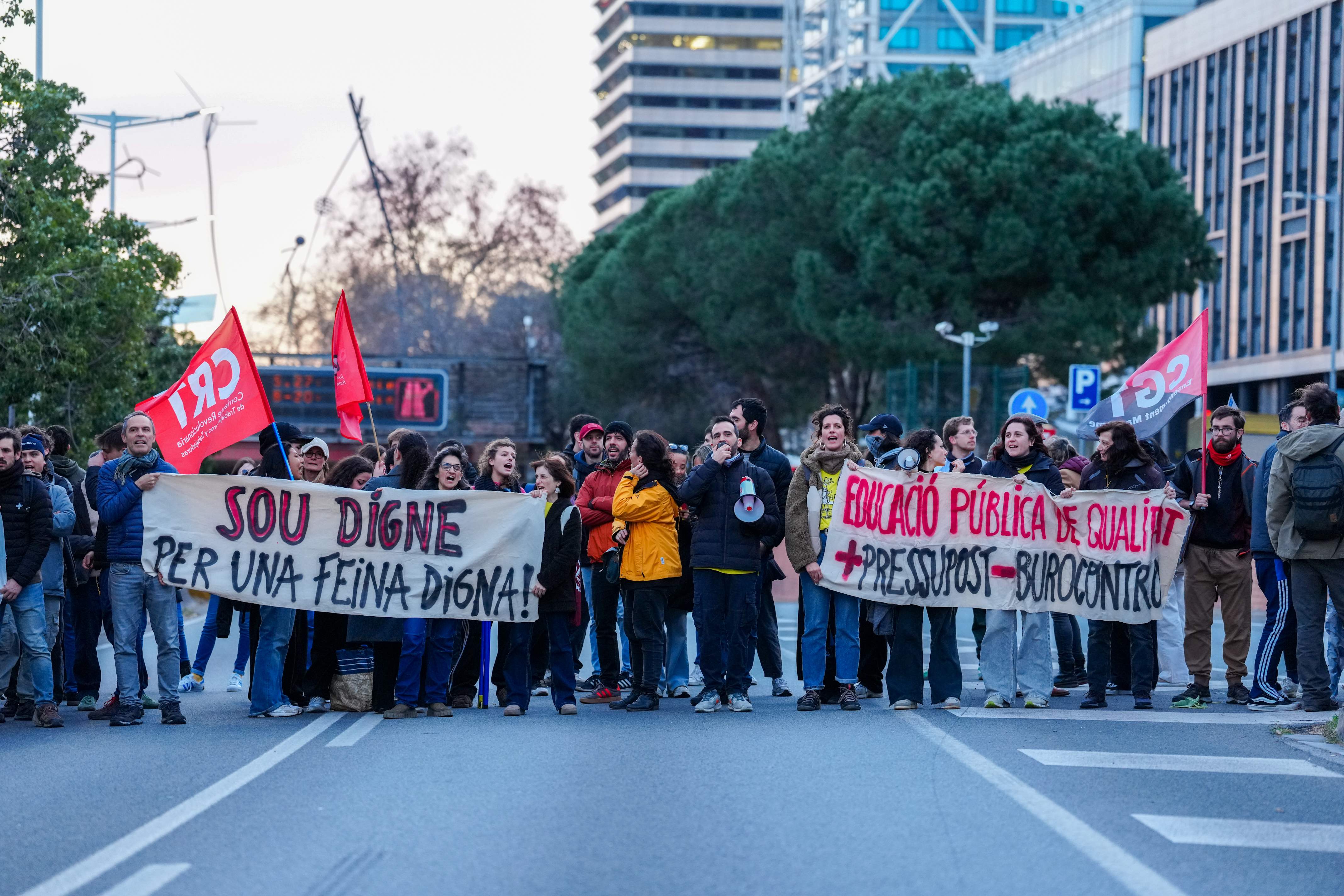 Talls a vies crítiques de Catalunya i sabotatges a un centenar de centres per la vaga d'educació