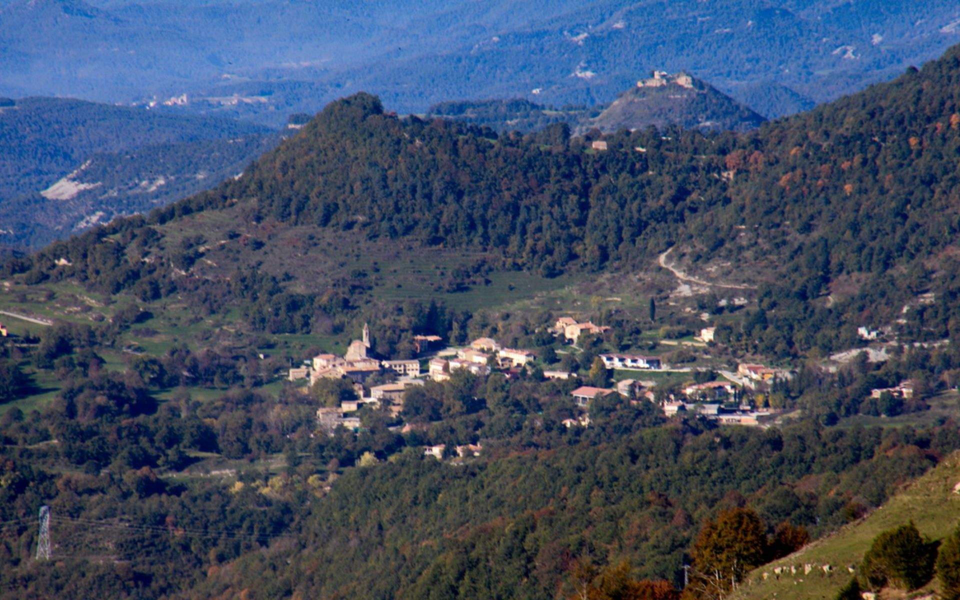 El pequeño pueblo de Osona que está rodeado de un paisaje idílico: a un paso de una espectacular cascada