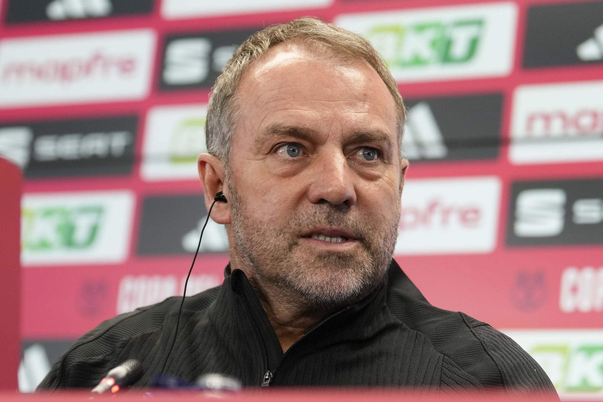 Flick encén la roda de premsa amb un dard al màxim rival: “Pregunteu-ho al Reial Madrid”