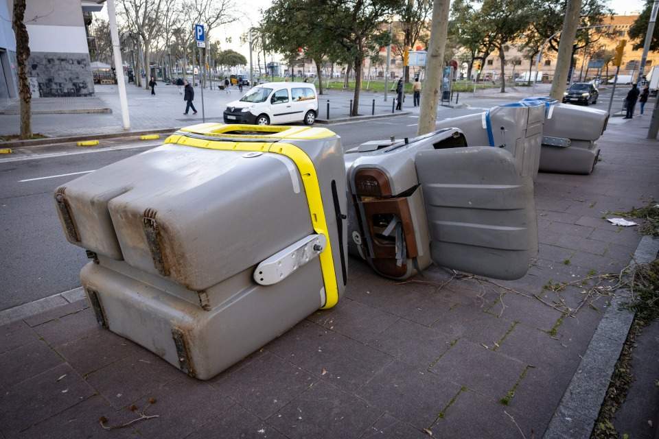El temporal de viento deja cinco heridos en Barcelona, dos de ellos en estado grave