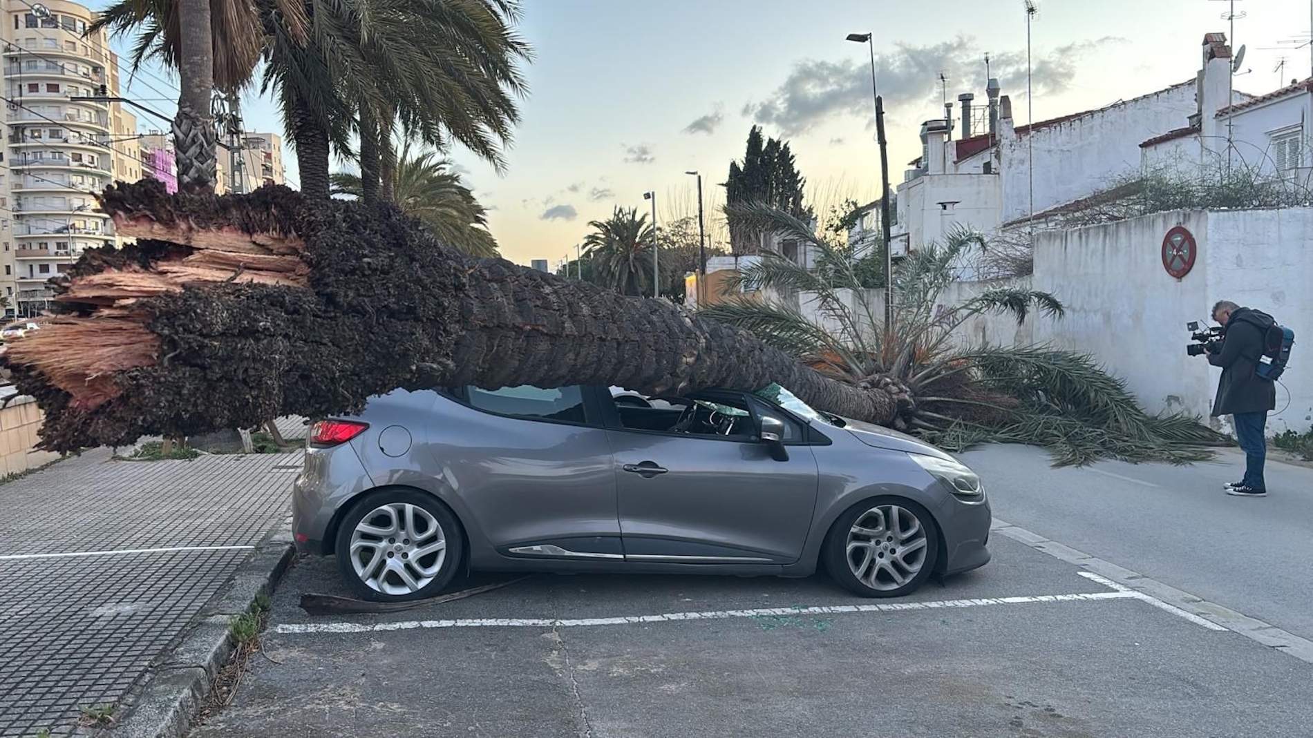 Les imatges que deixa el fort vent a Catalunya | VÍDEOS