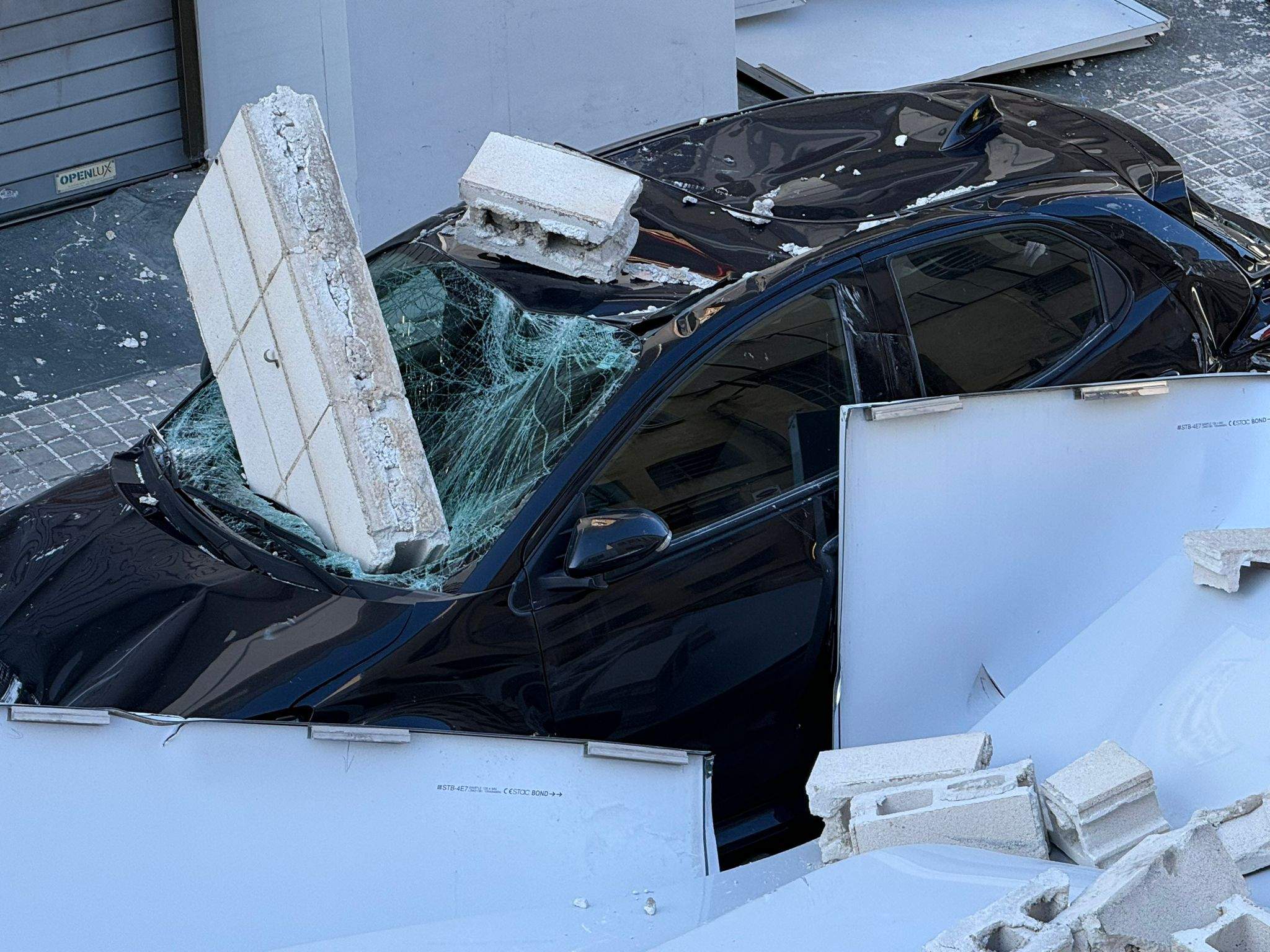 Una pieza de hormigón destroza un coche en Hospitalet con una mujer dentro en pleno temporal de viento