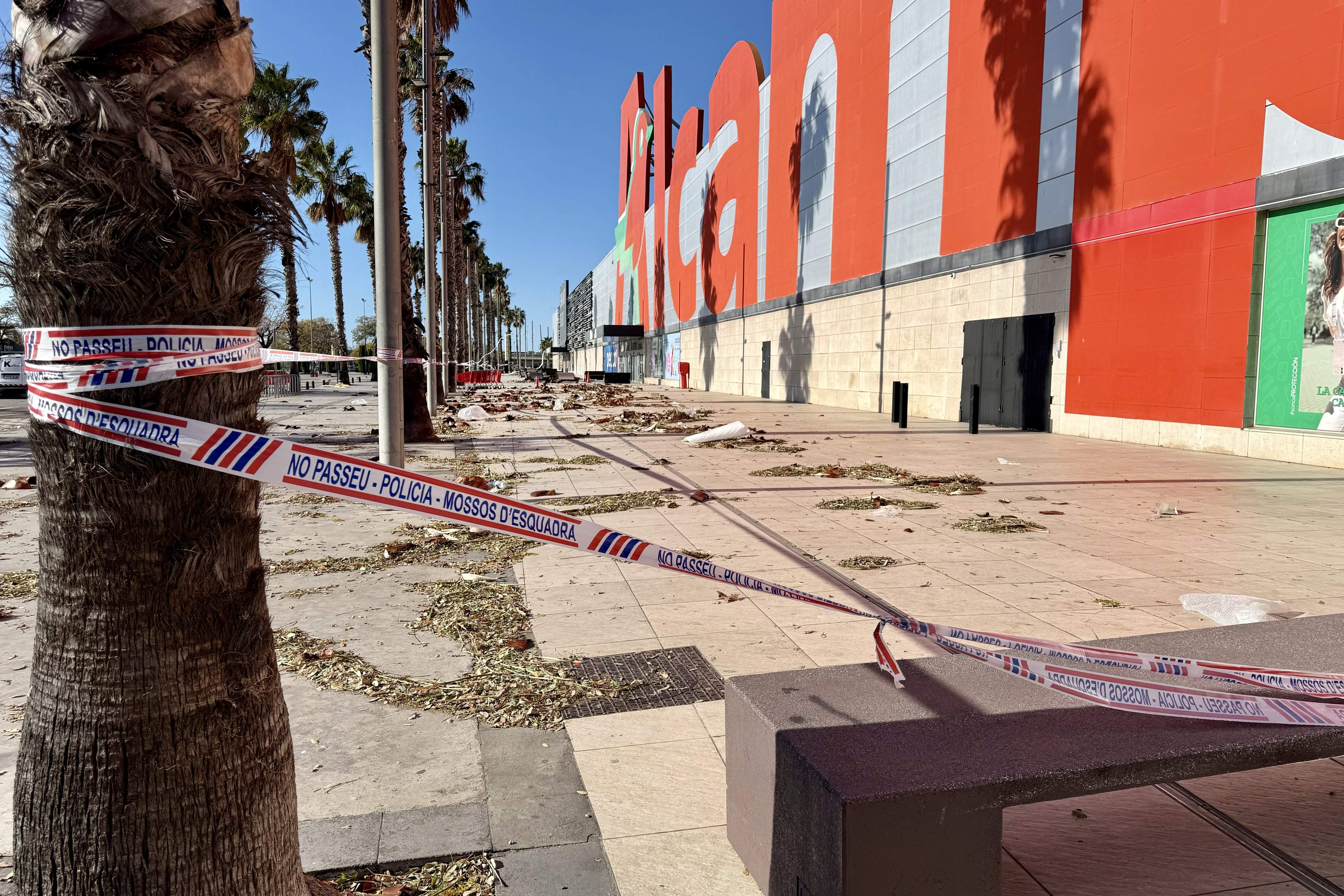 El temporal de vent va a la baixa després d'un matí crític a l'àrea de Barcelona amb incidents i ferits greus