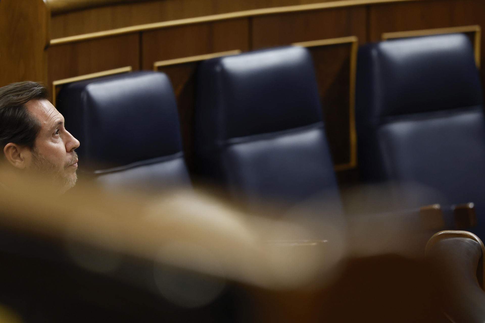 El Congreso reprueba a Puente por la crisis ferroviaria con las abstenciones de ERC, Junts y Podemos