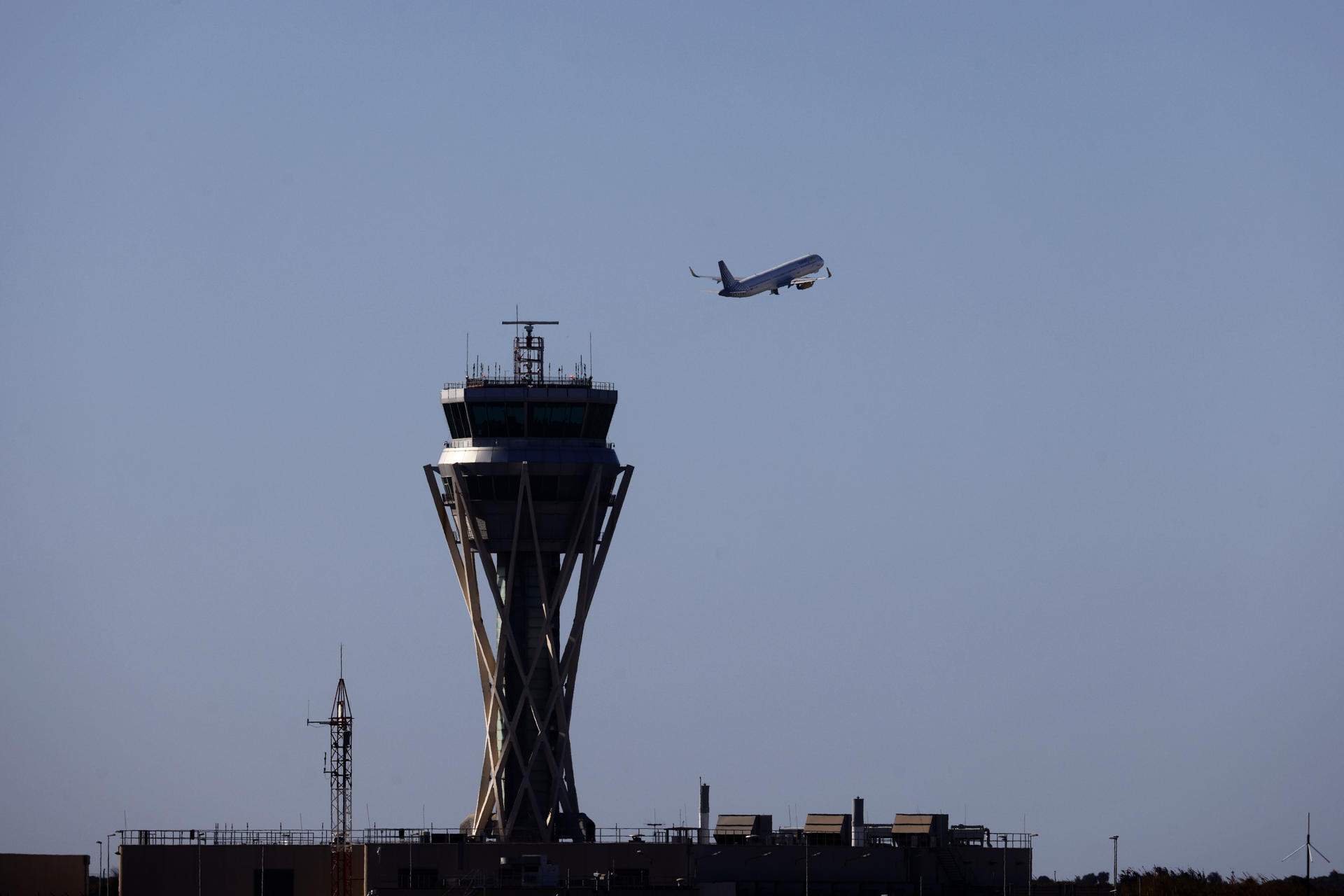 El temporal de vent interromp l’aterratge d’alguns avions a l’aeroport del Prat | VÍDEO