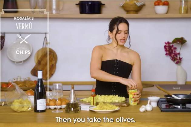 Rosalía fent l'aperitiu / YouTube Rosalía fent l'aperitiu / YouTube
