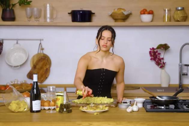 Rosalía fent l'aperitiu / YouTube Rosalía fent l'aperitiu / YouTube