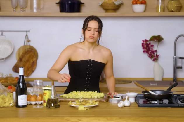 Rosalía tastant l'aperitiu / YouTube Rosalía tastant l'aperitiu / YouTube
