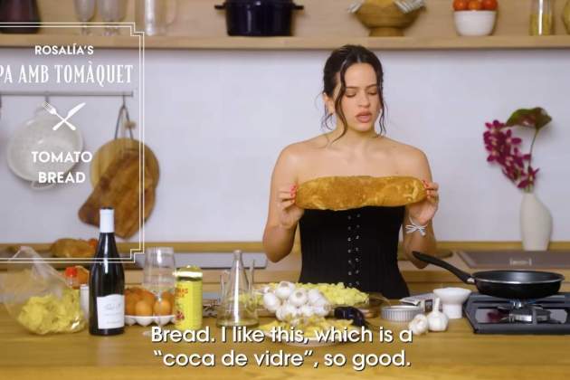 Rosalía preparant un pa amb tomata per cuinar una truita de patates YouTube Rosalía preparant un pa amb tomata per cuinar una truita de patates YouTube