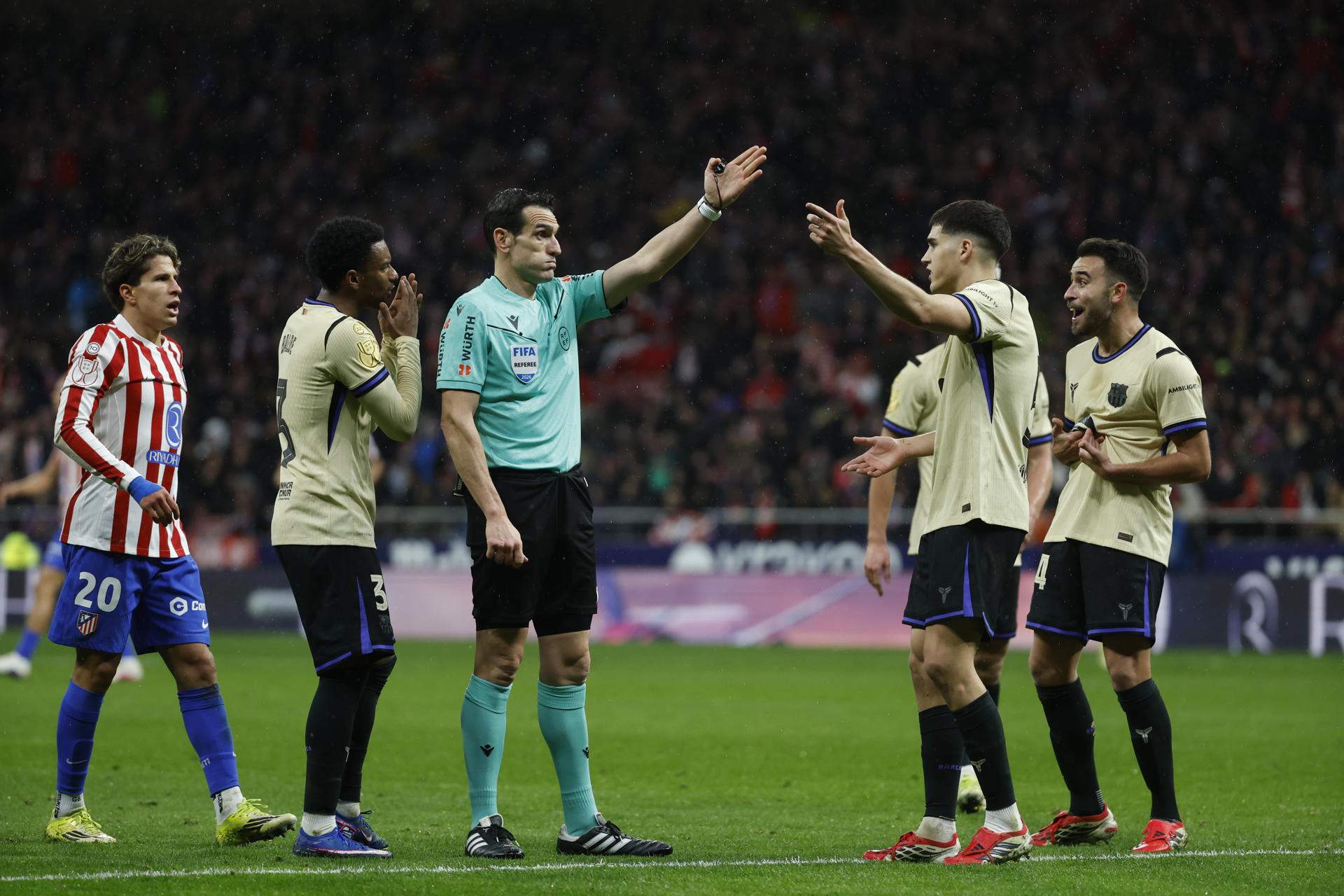 El VAR sentencia el Barça enmig del desastre: vermella perdonada a Giuliano i un polèmic gol anul·lat