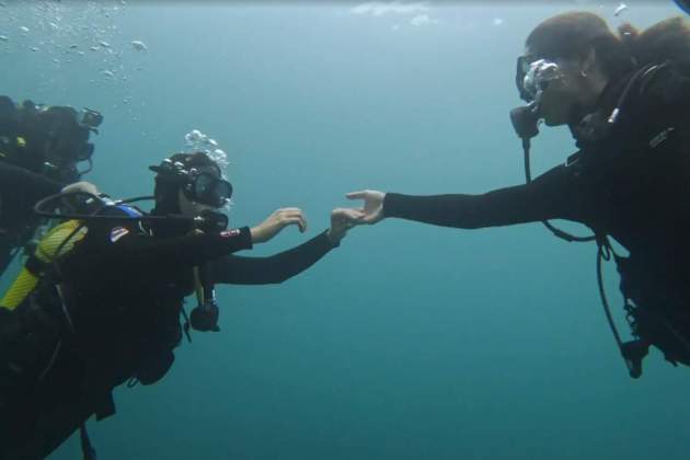 Mariona Casas i Cèlia Espanya fent submarinisme, 'Lo repte' t2 / 3Cat