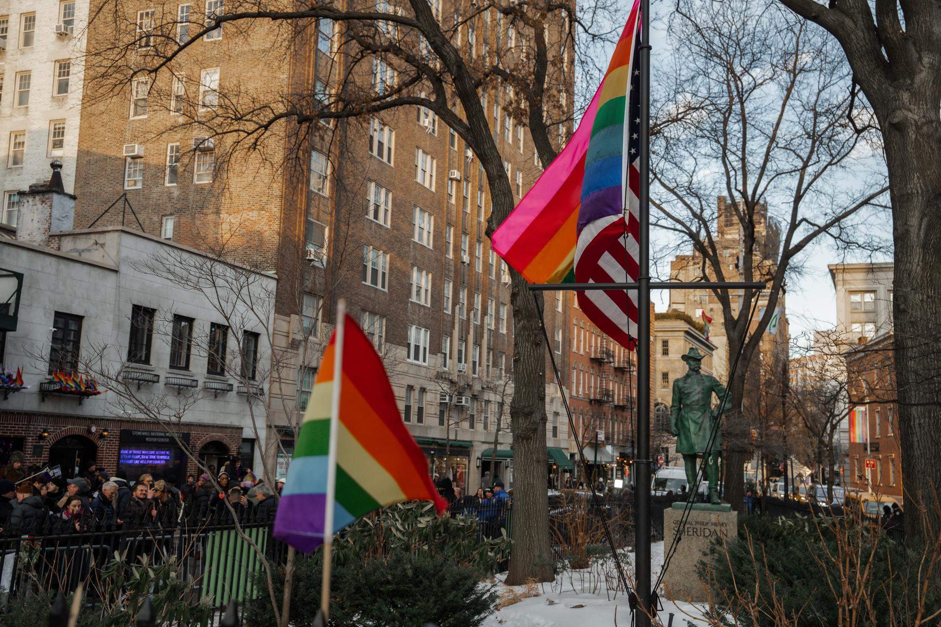 La bandera LGTBIQ+ vuelve a Stonewall después de que Trump la retirara