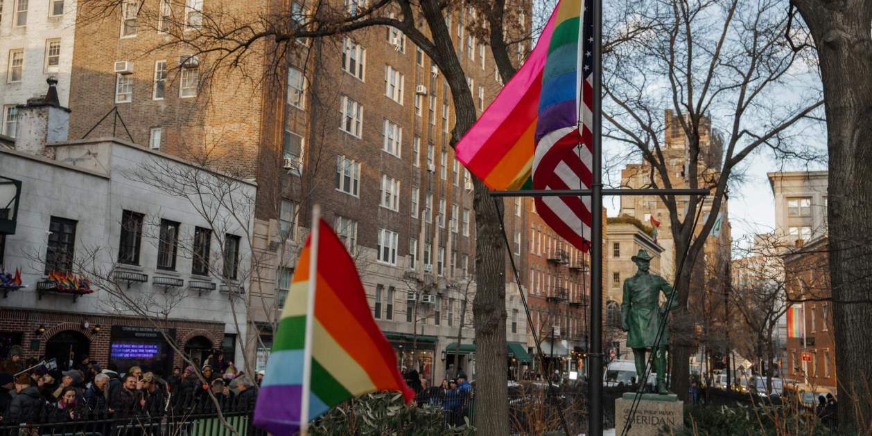 La bandera LGTBIQ+ vuelve a Stonewall después de que Trump la retirara