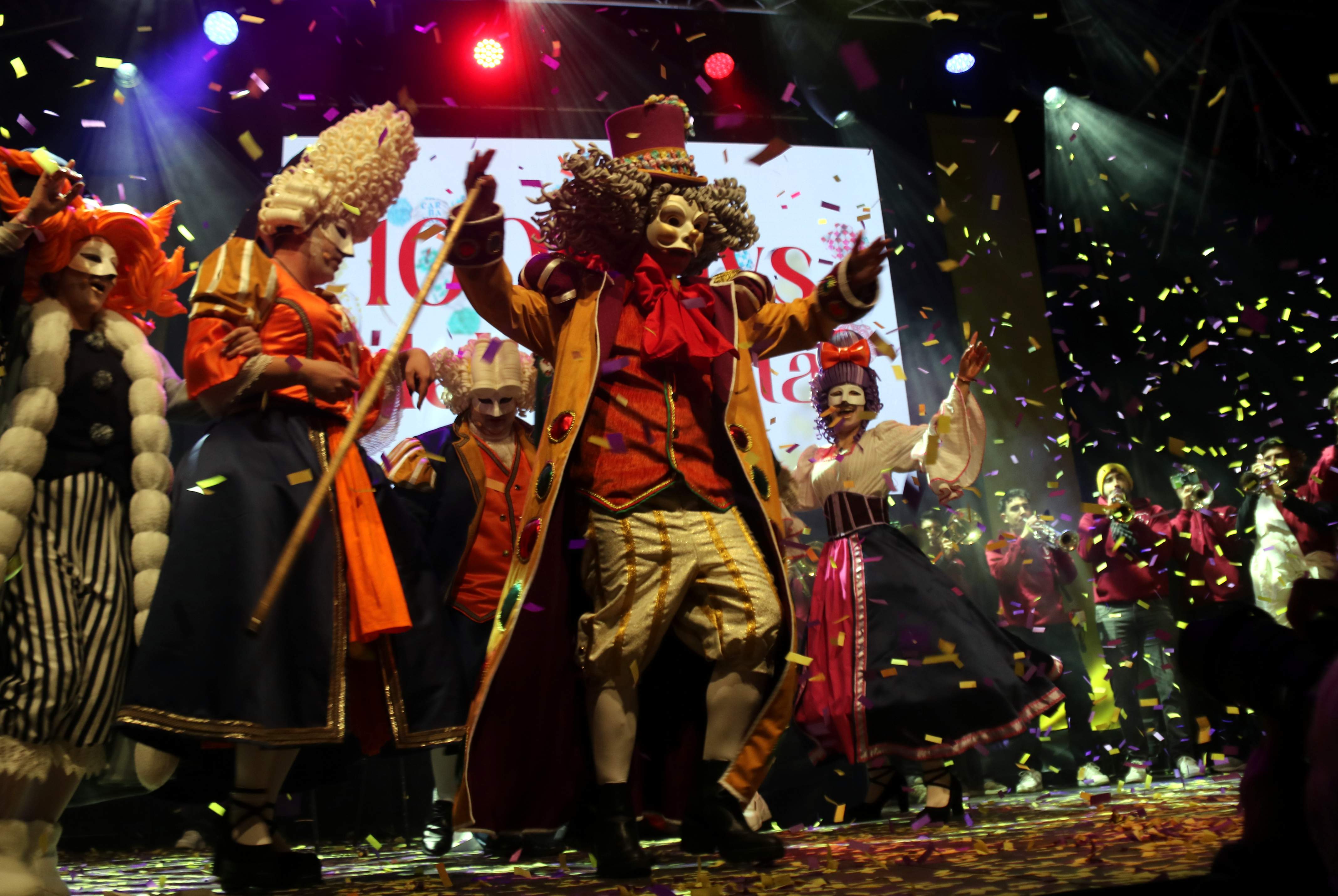 Carnestoltes irrumpe en Vilanova cargando contra Rodalies y Sitges en un Carnaval de desfiles en peligro