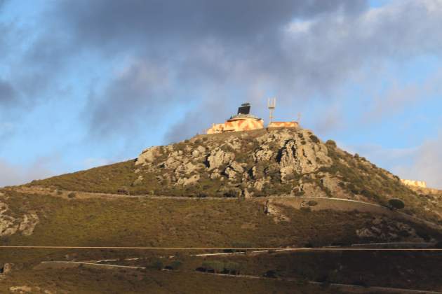El radar del Pení de Roses sene la bola. Foto: ACN