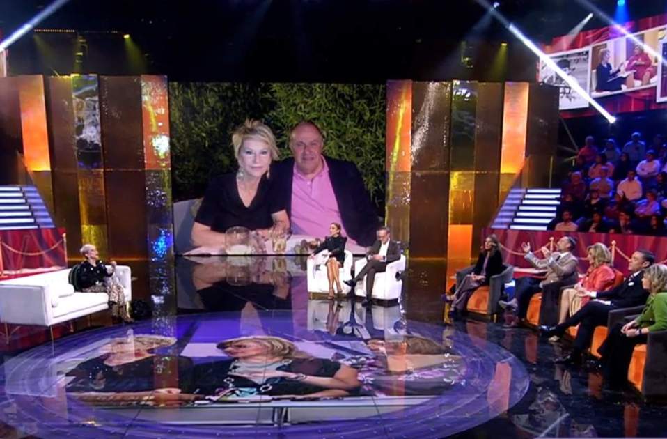 Karmele i el seu marit al videowall, Telecinco