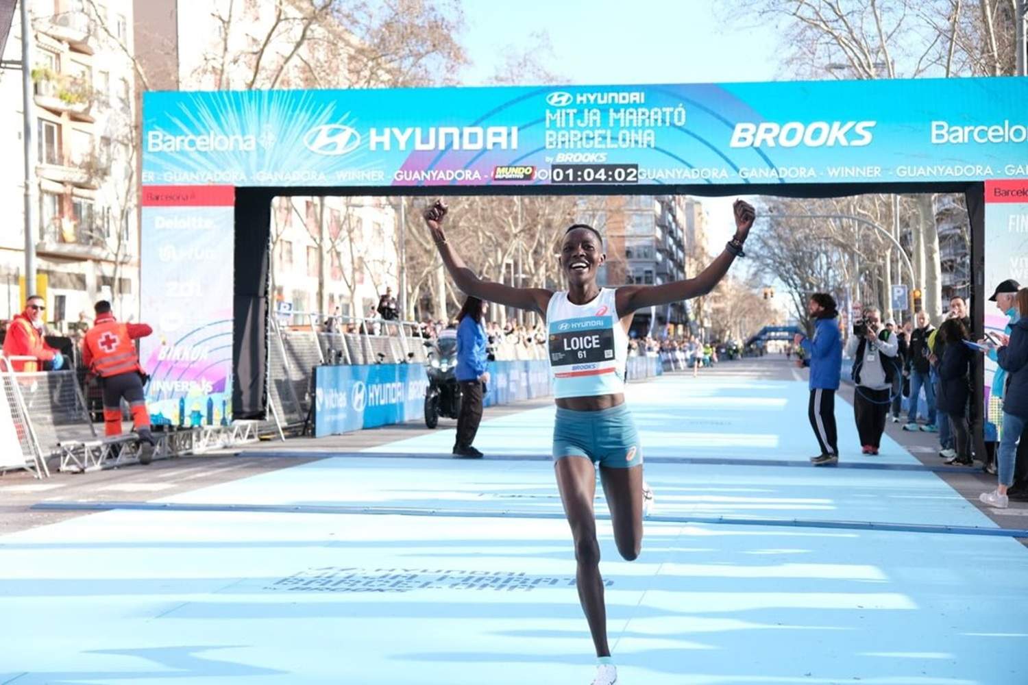 La kenyana Chemnung vola i esmicola el rècord de la Mitja Marató de Barcelona