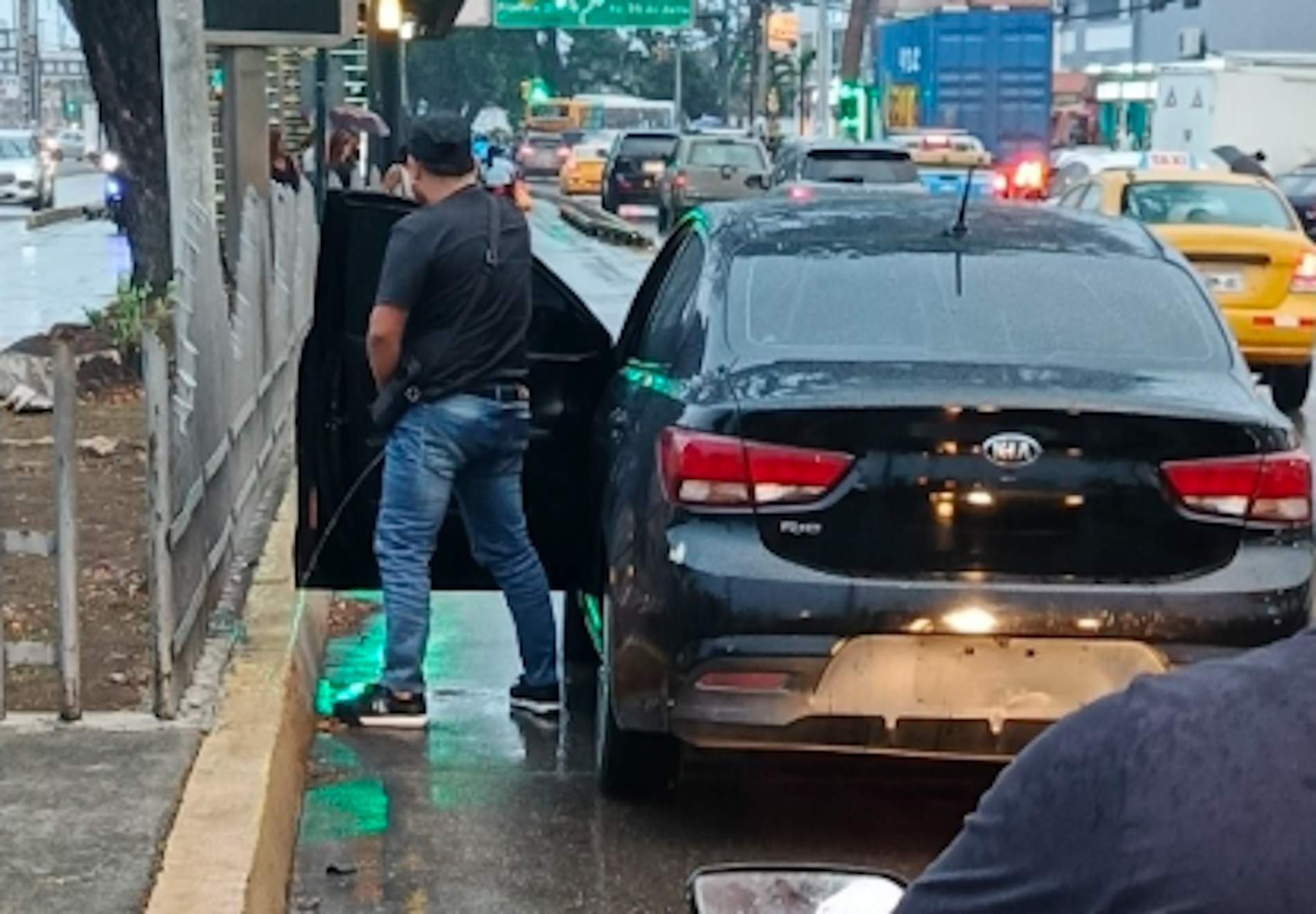 Persona orinant al carrer