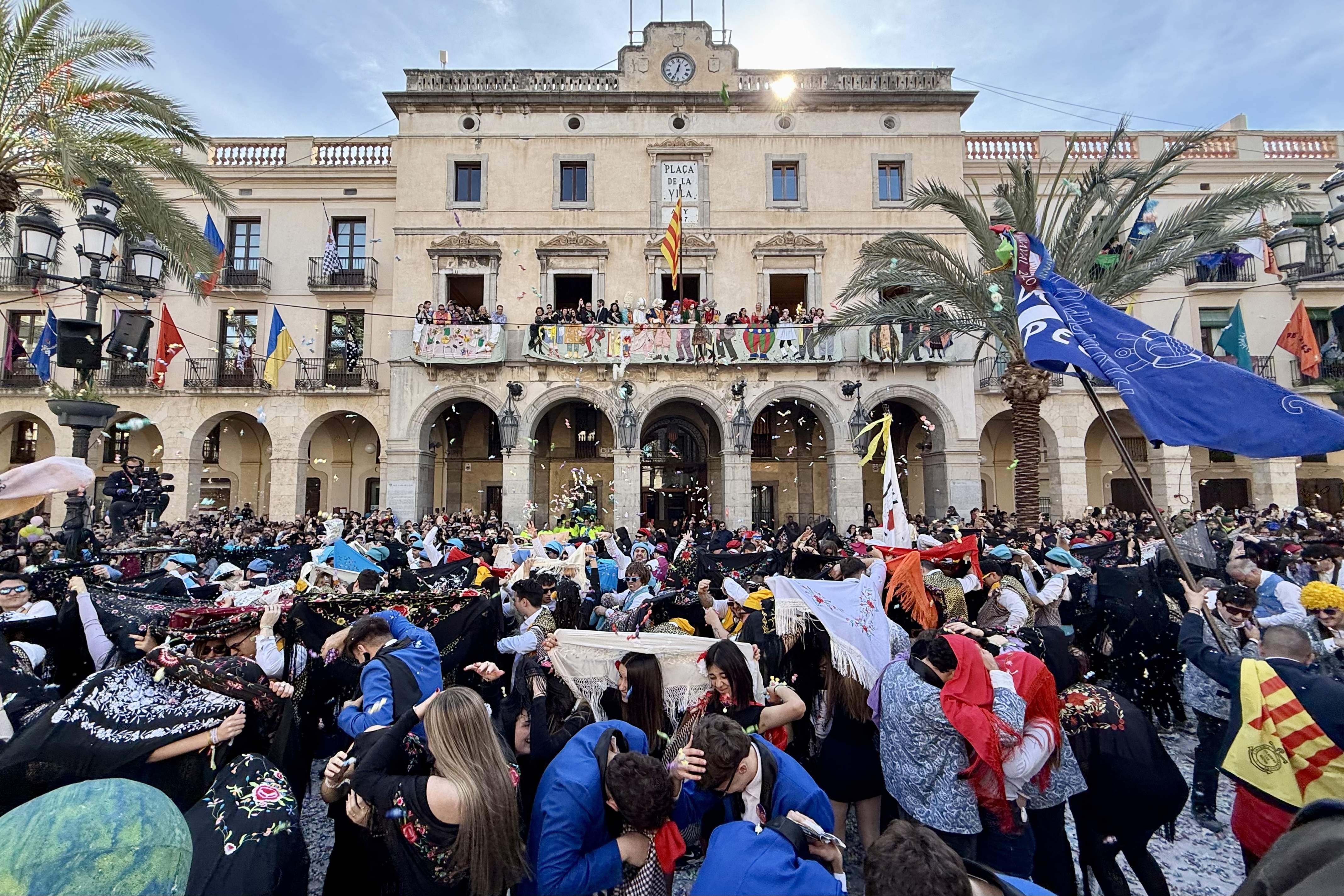 11.000 parelles omplen la plaça de la Vila de Vilanova i la Geltrú en un Diumenge de Comparses de rècord