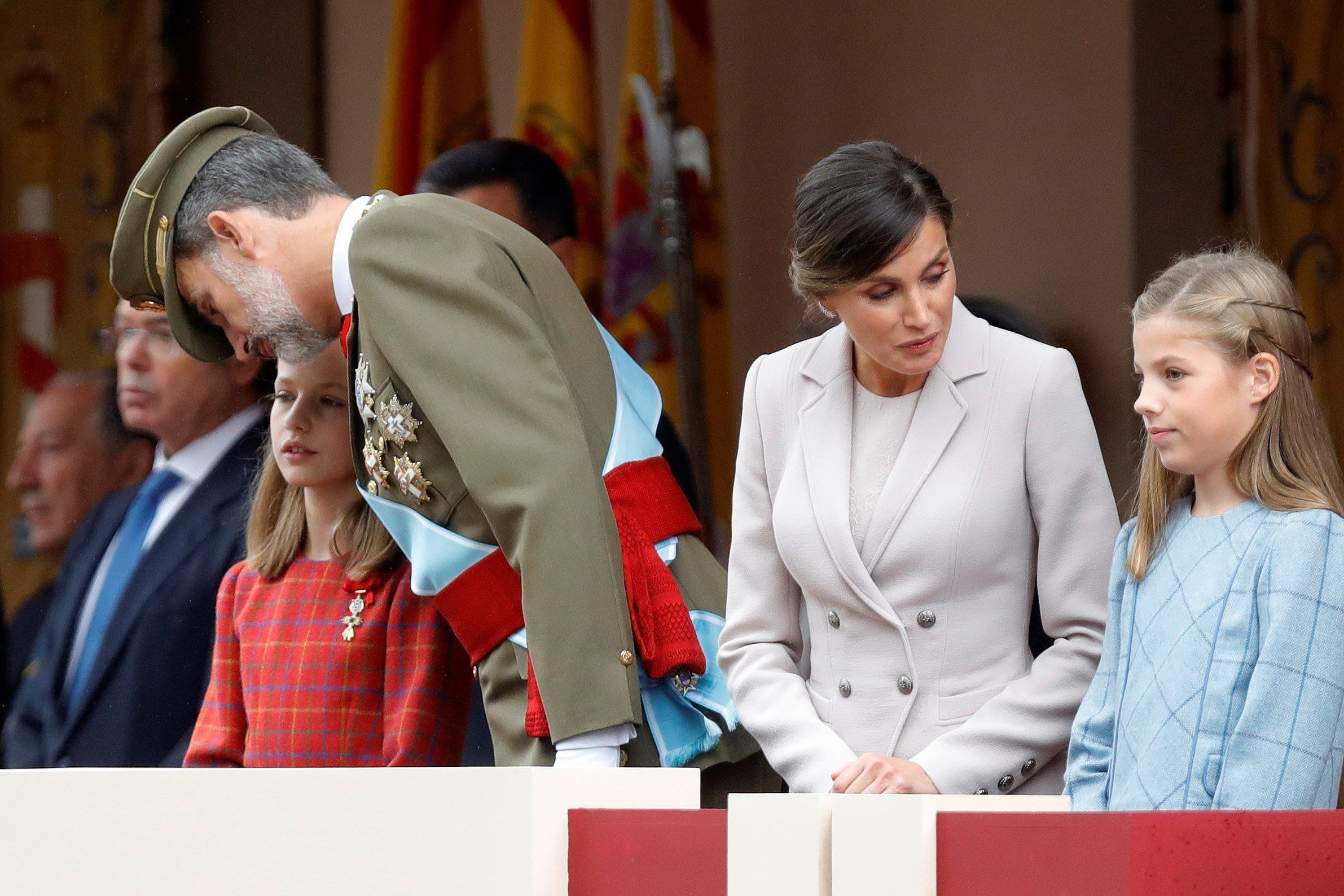 Leonor se sienta a la derecha del padre y otros detalles del desfile militar