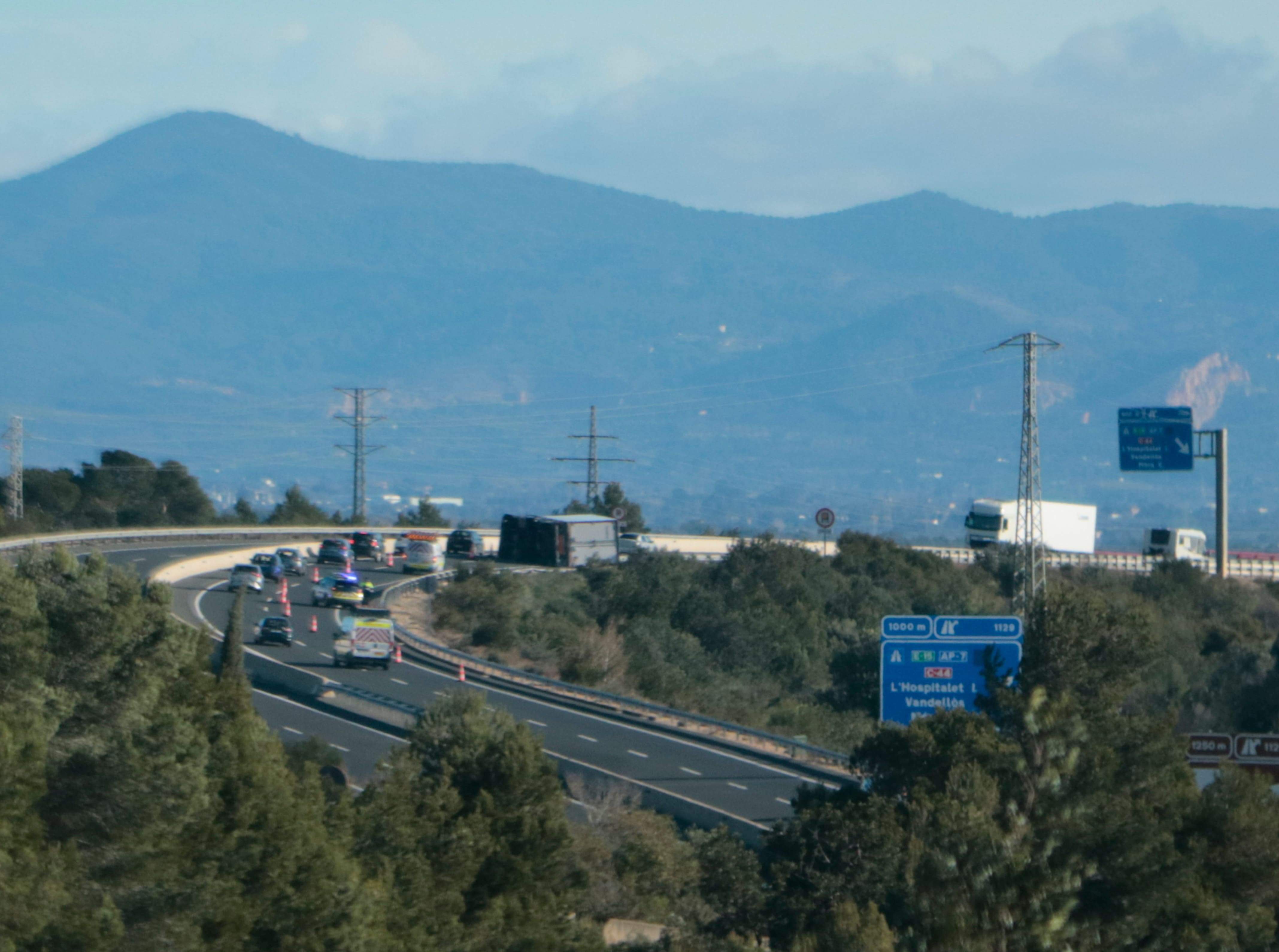 Reobre l'AP-7 en sentit nord a Vandellòs, després de 34 hores tallada per un camió bolcat