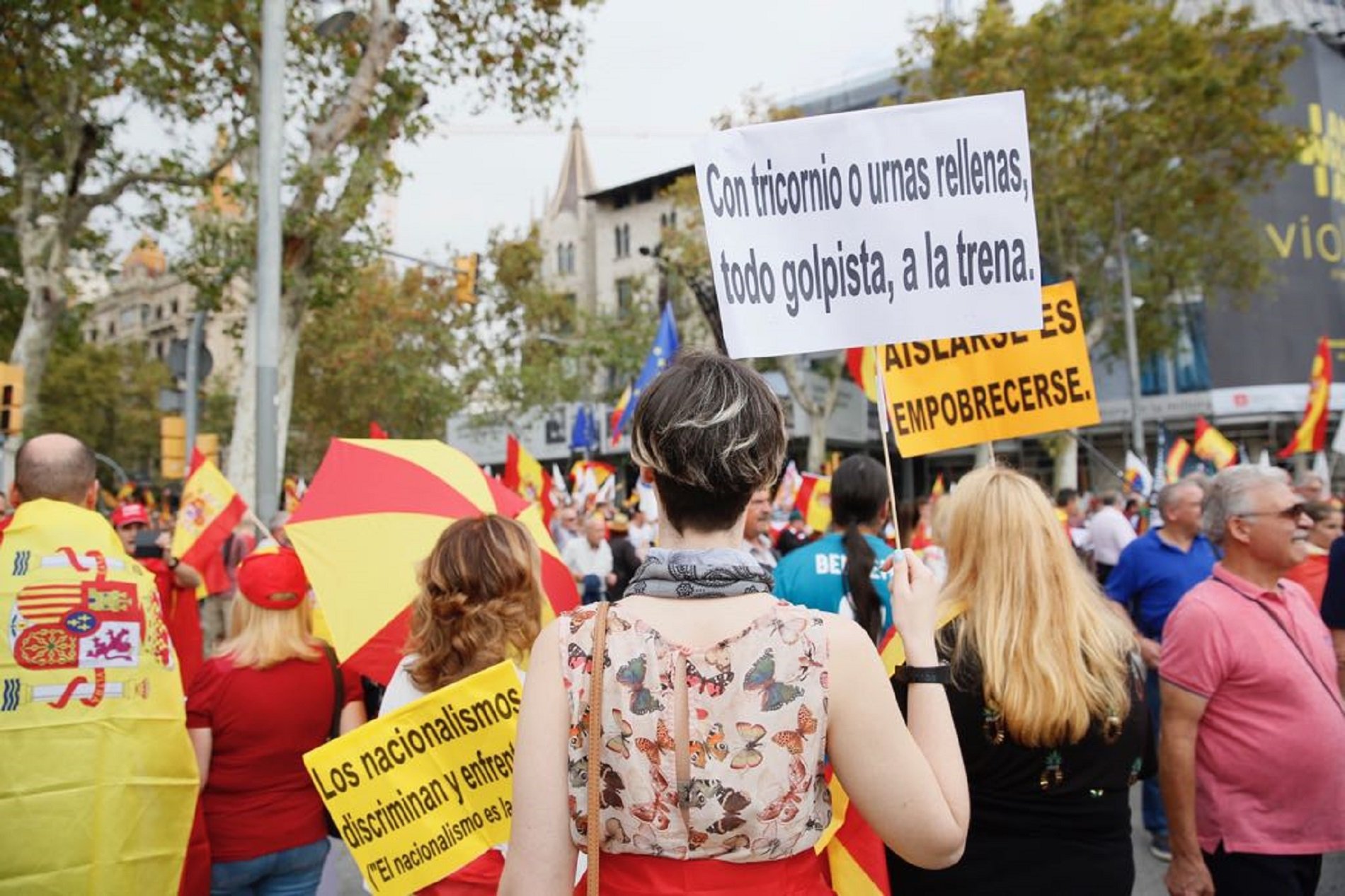 Periodistas de TV3 y Betevé son amenazados durante el acto españolista del 12-O