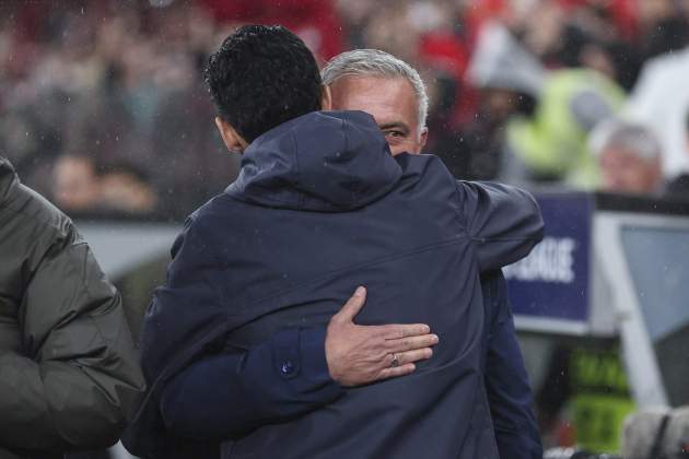 Arbeloa i Mourinho saludant-se abans del Benfica - Reial Madrid / Foto: Europa Press Arbeloa i Mourinho saludant-se abans del Benfica - Reial Madrid / Foto: Europa Press