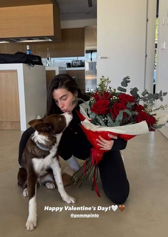 Gemma Pinto amb roses de Sant Jordi el 14 F. Ig