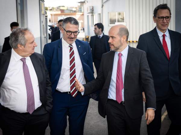 El ministro Hereu y el conseller Sàmper con Iván Leal, consejero delegado de La Menorquina.