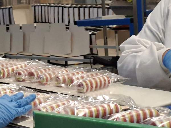 Producció de gelats d'espiral de la marca La Menorquina, a la fàbrica de Palau solità i Plegamans (Barcelona).