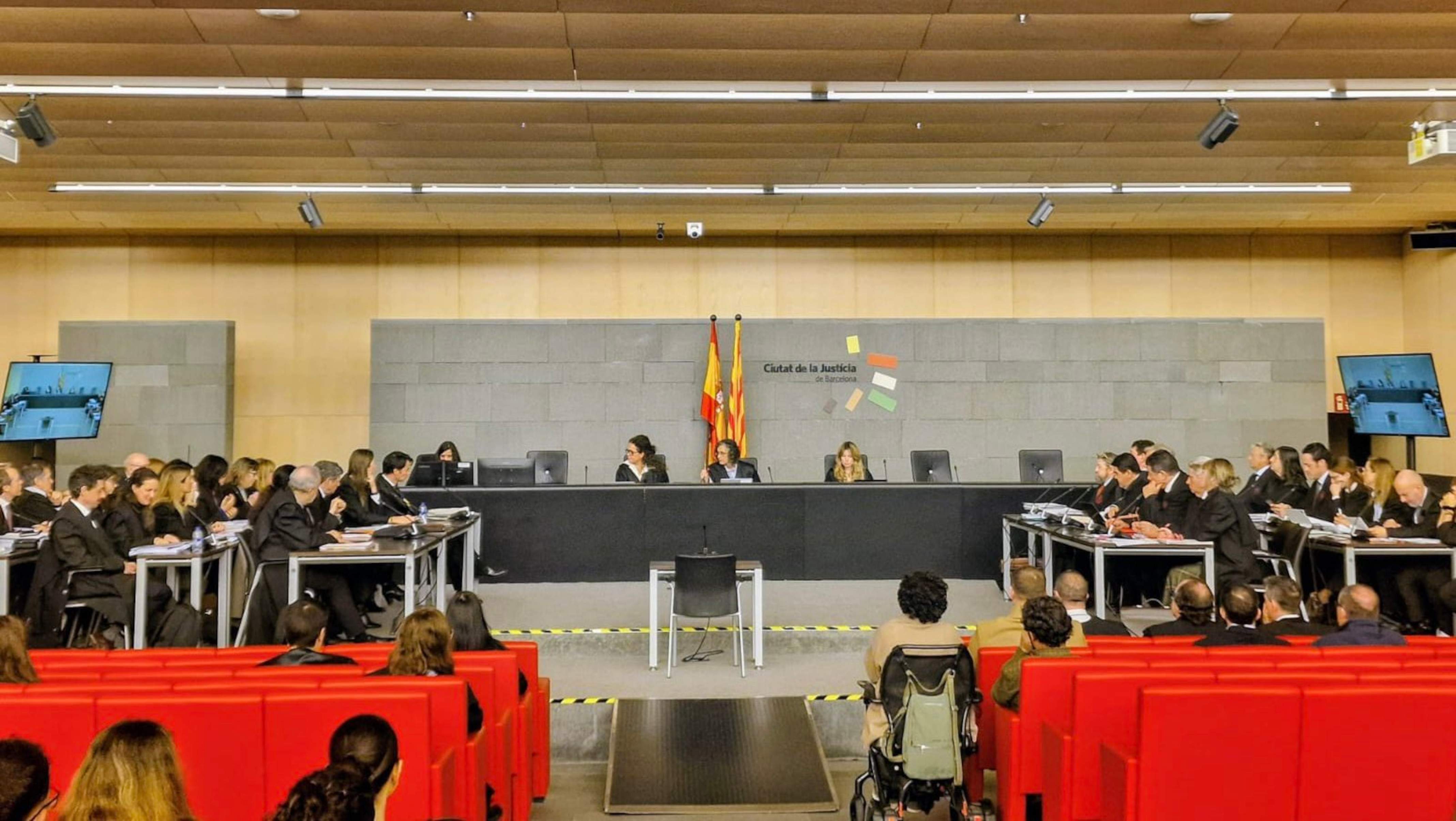 Audiència de Barcelona. Judici a estafadors d'ancians. Un notari i un advocat.