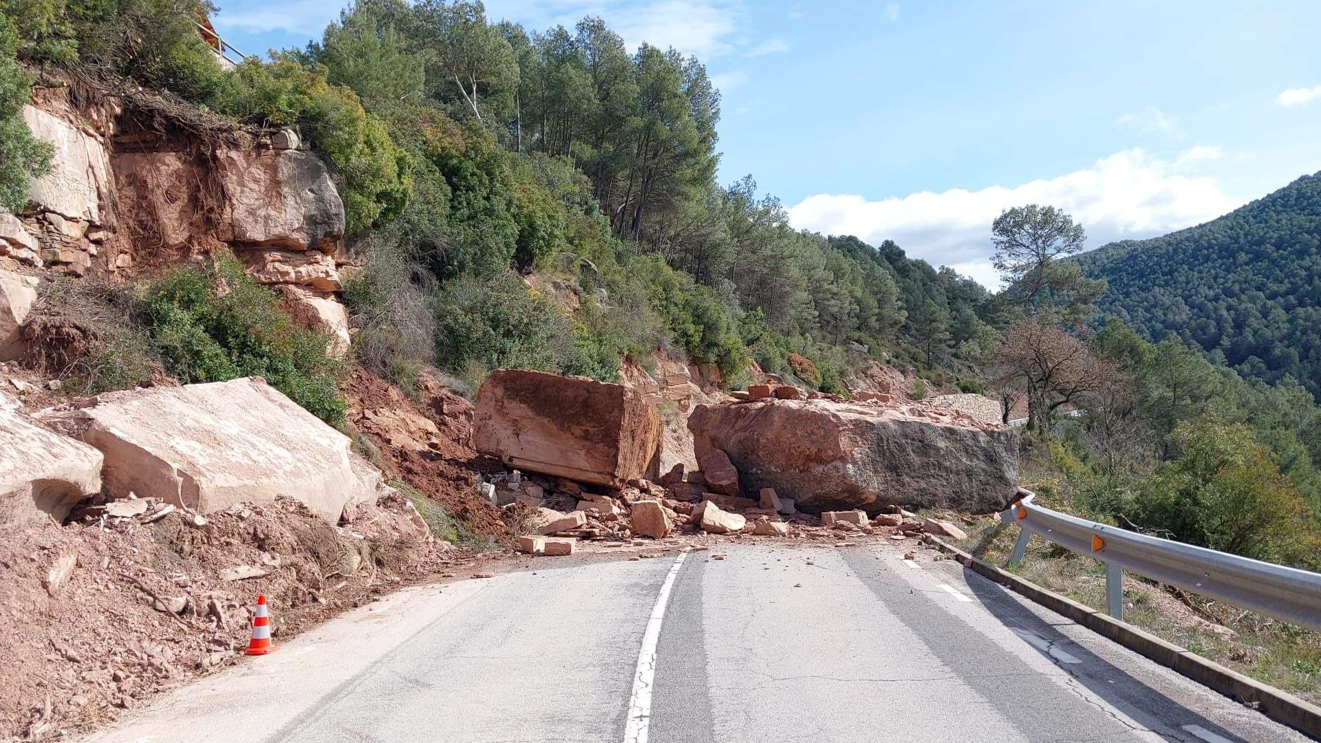 Impactant despreniment en una carretera del Bages