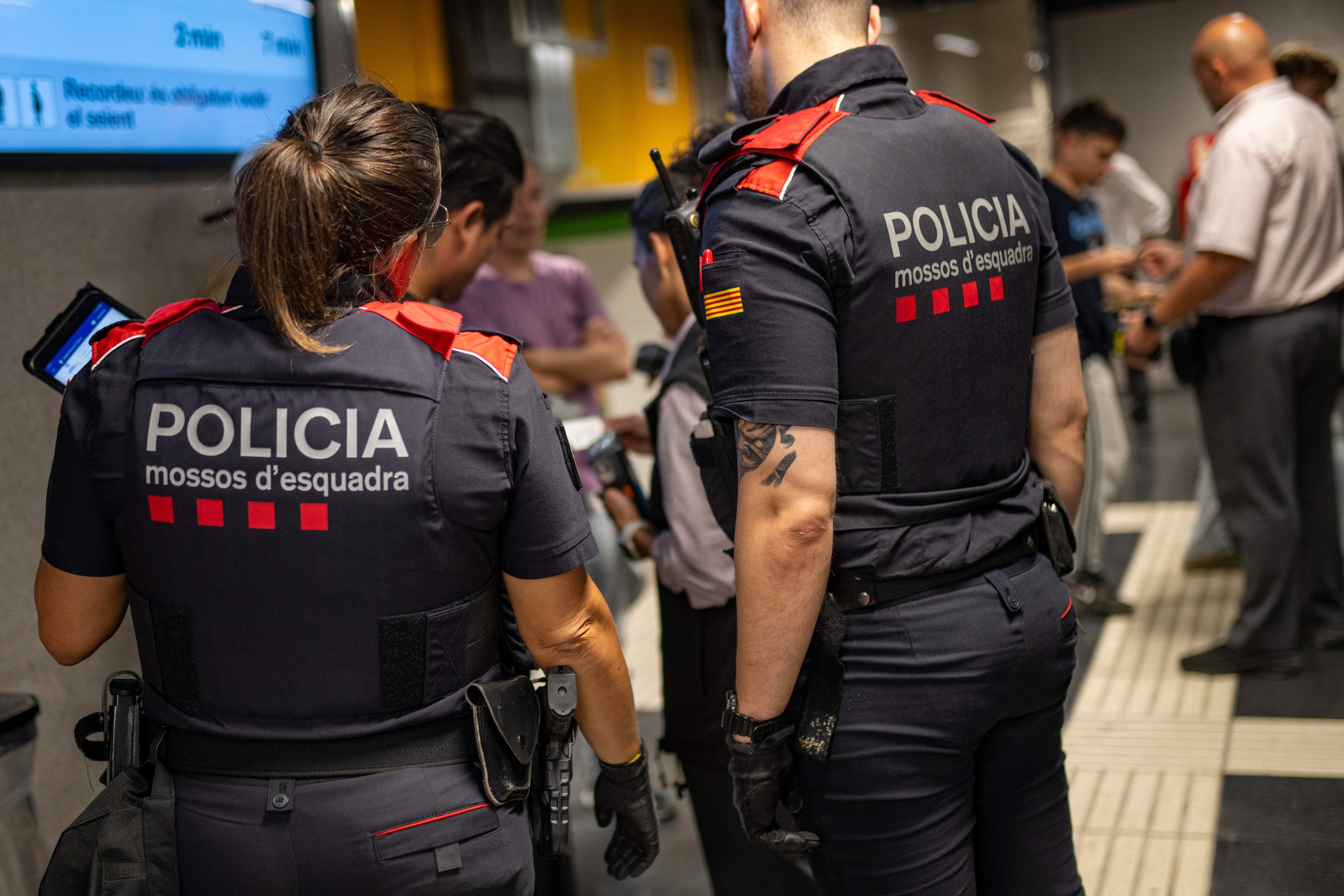 Interior firma con los sindicatos de los Mossos una mejora salarial de 4.000 euros y menos horas de trabajo