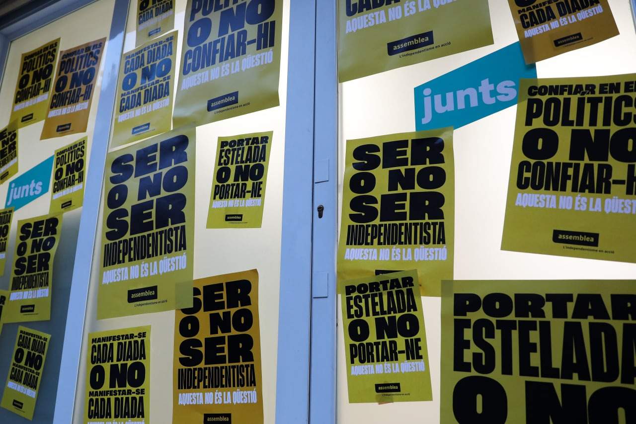 La ANC empapela las sedes de Junts, ERC y la CUP: "Ser o no ser independentista"