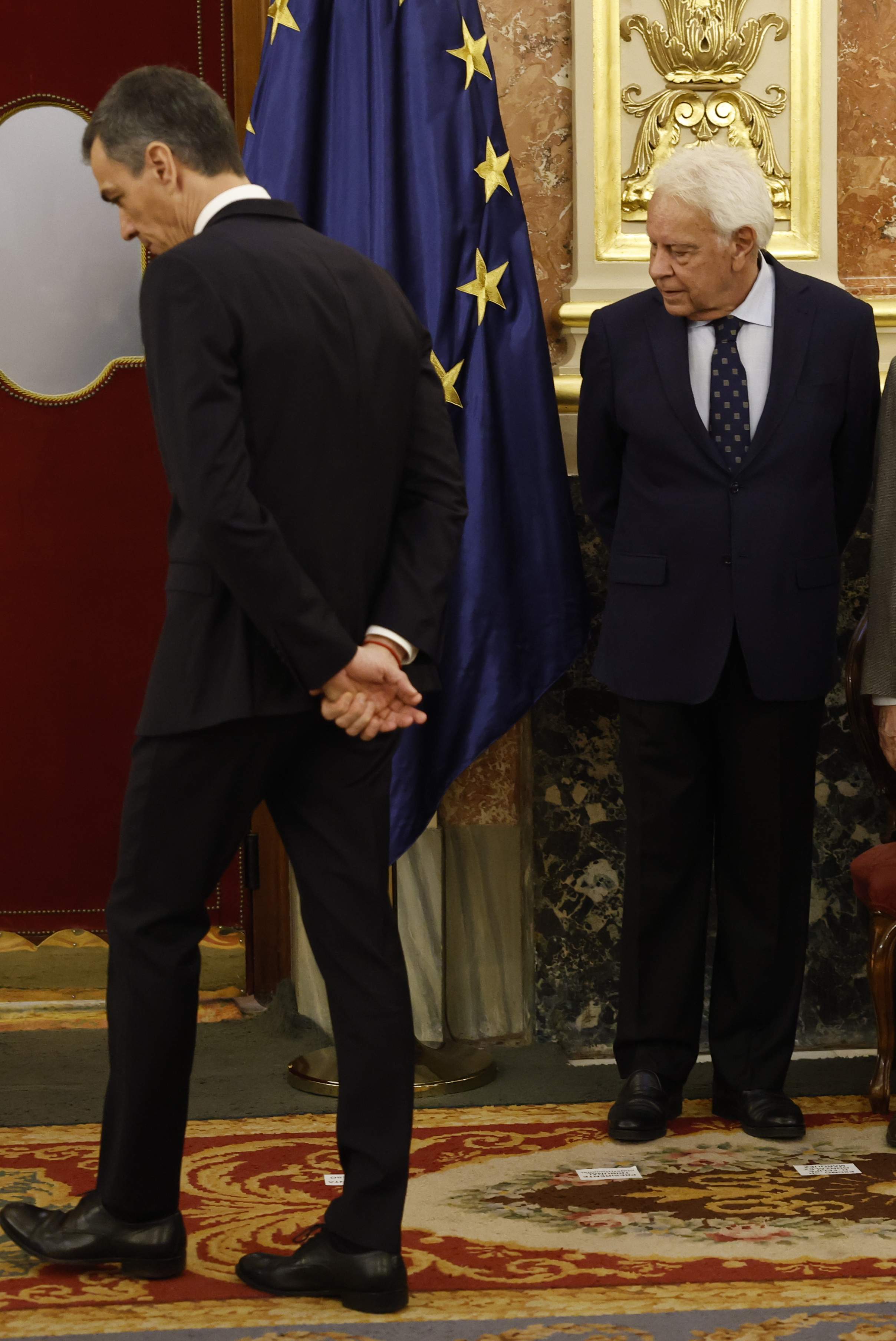 El frío reencuentro entre Sánchez y González tras los ataques del expresidente