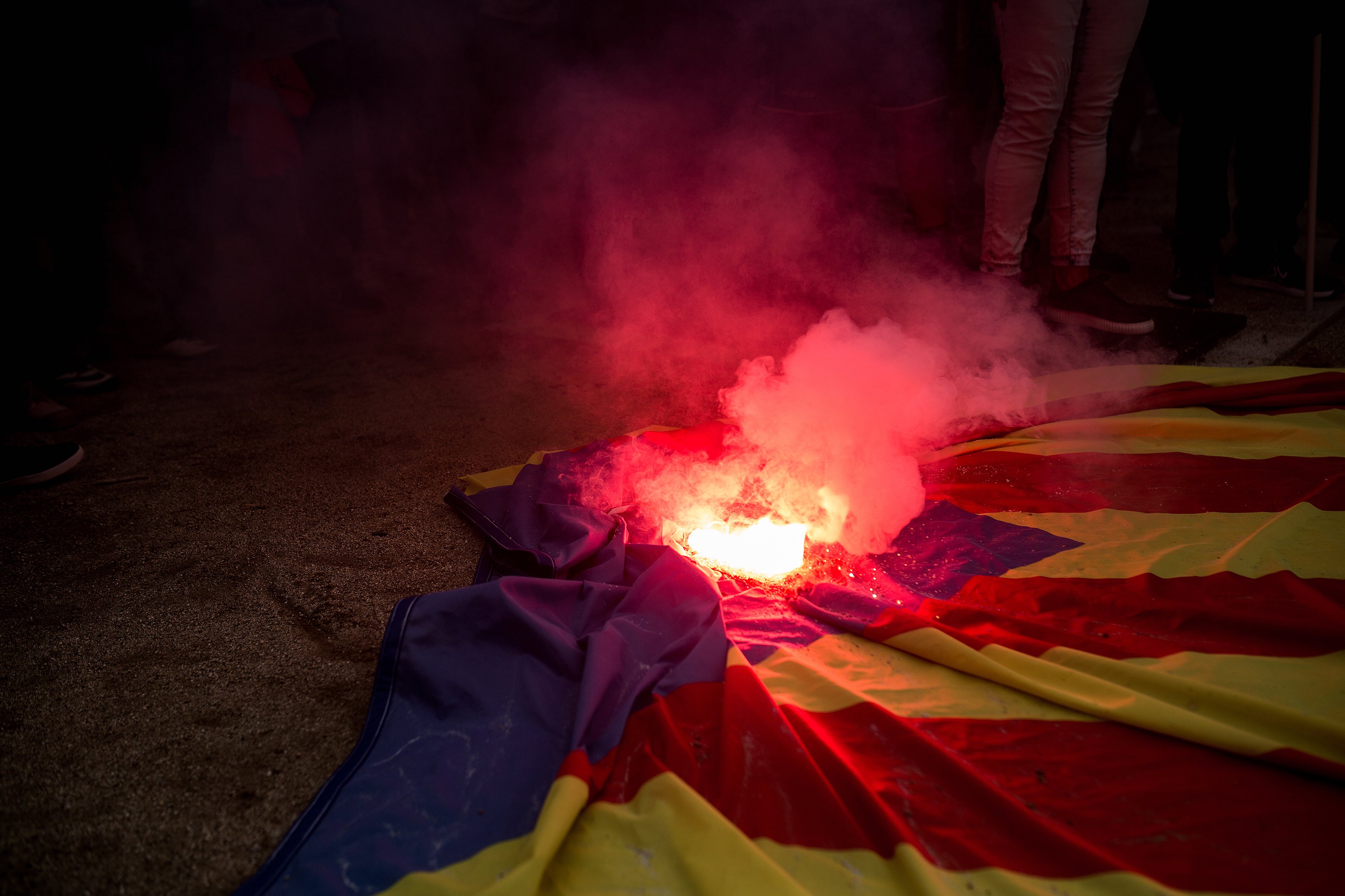 Cremen estelades a Montjuïc