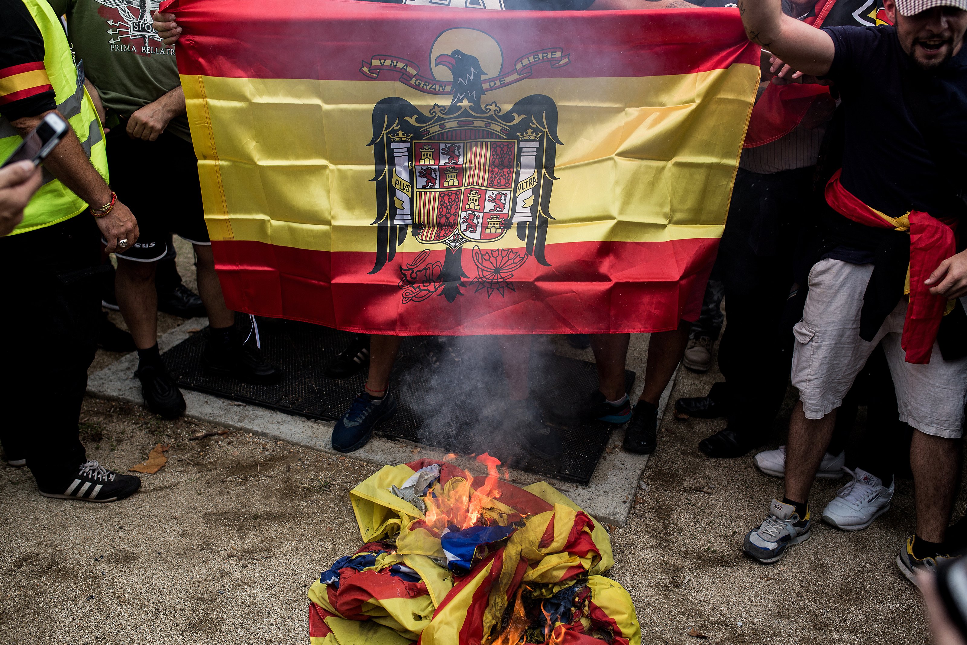 12-O, hispanitat, espanyolisme, democracia nacional, dn, ultra, bengales, fum, crema estelades, bandera franquista (bona qualitat) - Carles Palacio