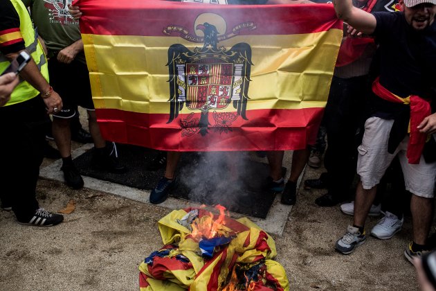 12-O, hispanidad, españolismo, democracia nacional, dn, desorbita, bengalas, humo, quema esteladas, bandera franquista (buena calidad) - Carles Palacio