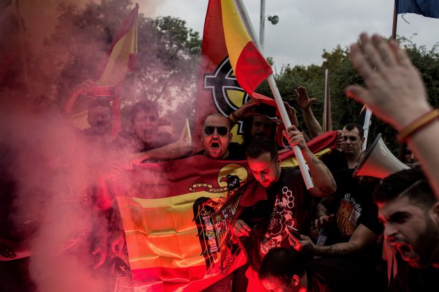 12-O, hispanidad, españolismo, democracia nacional, dn, desorbita, bengalas, humo, quema esteladas, bandera franquista (buena calidad) - Carles Palacio