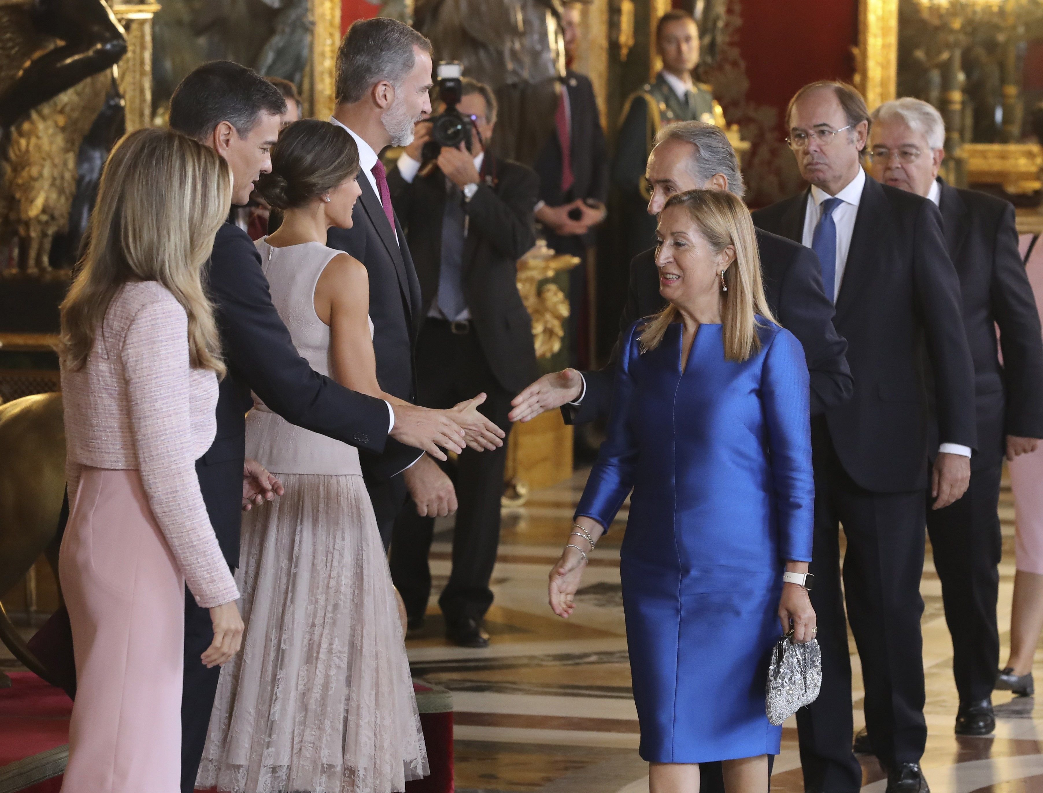 VÍDEO:  L'error de protocol que deixa en evidència Sánchez davant el Rei